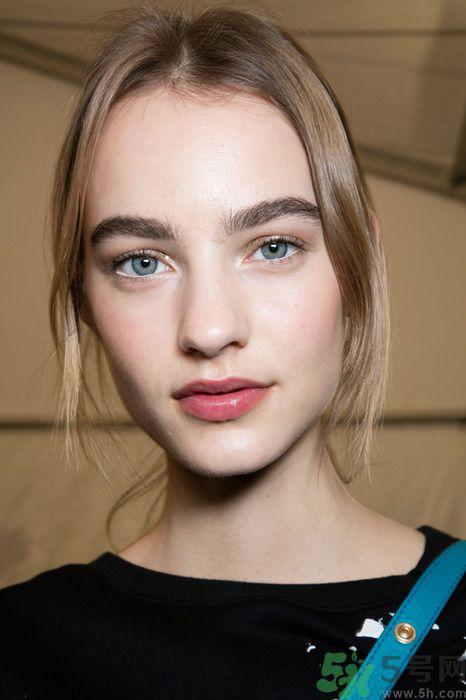 简单的梳头方法有哪些?日常梳发盘发图解