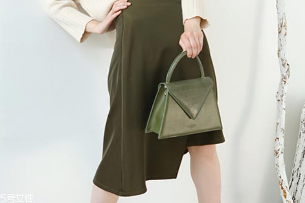 皮包有褶皱怎么办 轻松修复变形包包