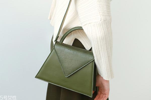 皮包有褶皱怎么办 轻松修复变形包包