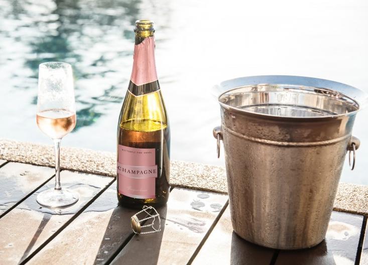 干红葡萄酒的功效与作用 干红葡萄酒和红葡萄酒有什么区别