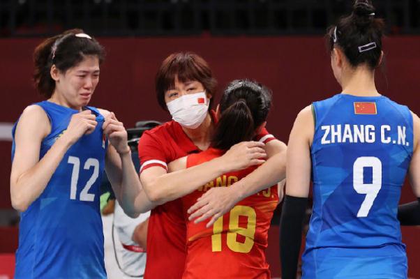 女排姑娘流泪鞠躬致谢郎平 排球一局多少分赢