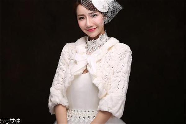 冬天结婚伴娘穿什么 要注意保暖