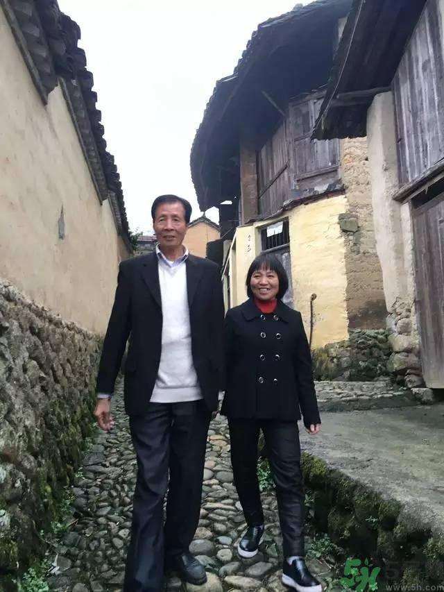 浙江富翁弃亿万资产与农妇结婚 怎样追求真爱才好?