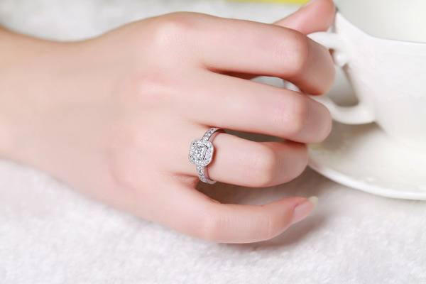 怎么挑选4c标准钻石 钻石的4c标准是什么