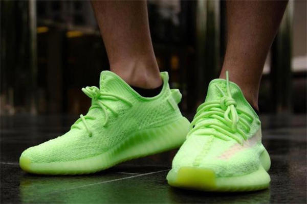 yeezy 350荧光绿真假辨别 椰子350荧光绿真假对比