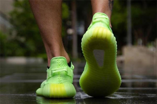 yeezy 350荧光绿真假辨别 椰子350荧光绿真假对比