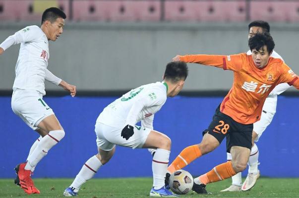 武汉队高层回应蒿俊闵发帖讨薪 足球球队一共多少人