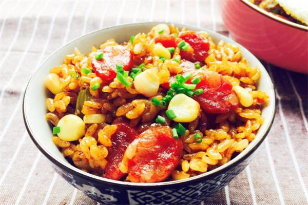 香肠焖饭的做法 香肠焖饭热量高吗