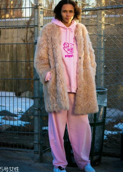 皮草里面搭配什么好看？选对内搭是关键