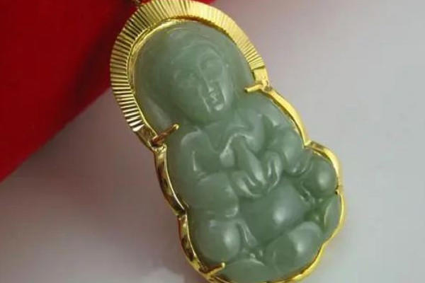 金镶玉吊坠适合女人戴吗 金镶玉吊坠的寓意