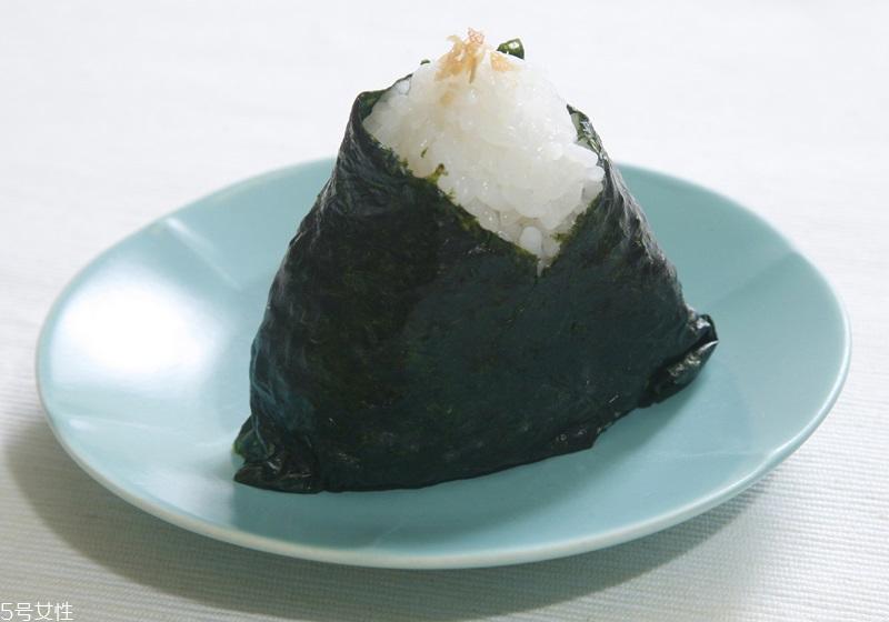 海苔饭团的做法图解 海苔饭团不同形状做法