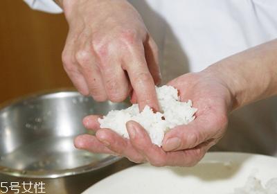 海苔饭团的做法图解 海苔饭团不同形状做法