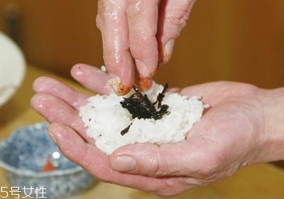 海苔饭团的做法图解 海苔饭团不同形状做法
