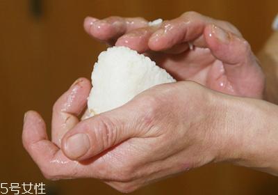 海苔饭团的做法图解 海苔饭团不同形状做法