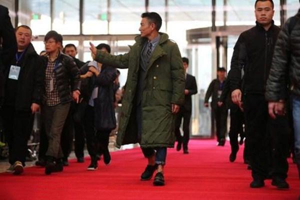 军大衣和羽绒服哪个更保暖 军大衣为什么这么保暖