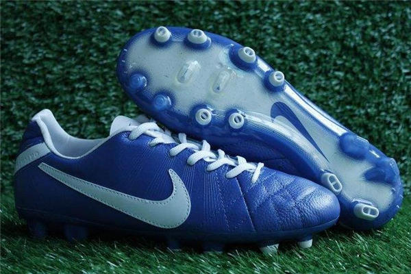 足球鞋ag和fg的区别 适合场地不同