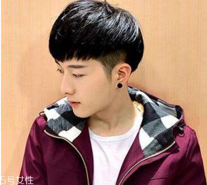男生发型短发铲两边 男生发型短发铲两边齐刘海