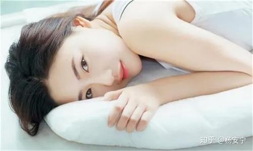 女人想你让你睡她有哪些表现,暗示你泡她的四个信号