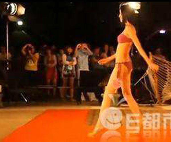 马凡舒泳装掉落图片，当时确实挺尴尬的