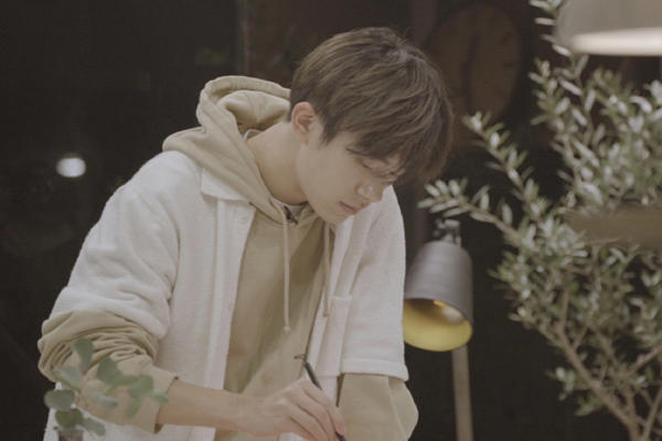 易烊千玺胖了十斤，网友调侃慈祥了许