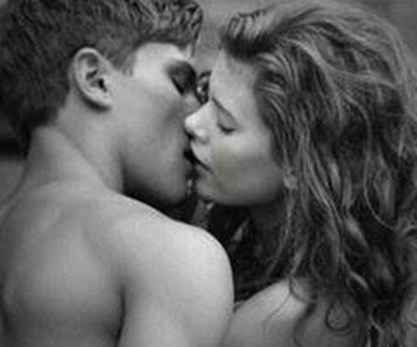 女生接吻时发出嗯好，为什么女生接吻时会哼哼