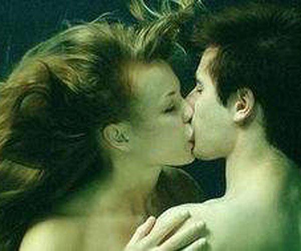 女生接吻时发出嗯好，为什么女生接吻时会哼哼