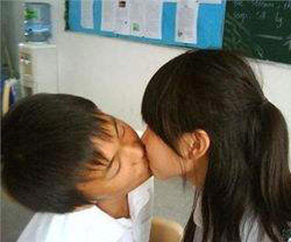 女生接吻时发出嗯好，为什么女生接吻时会哼哼