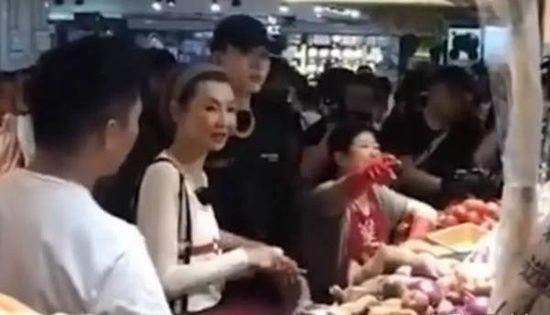 54岁张曼玉为什么这么穷(54岁张曼玉逛地摊)