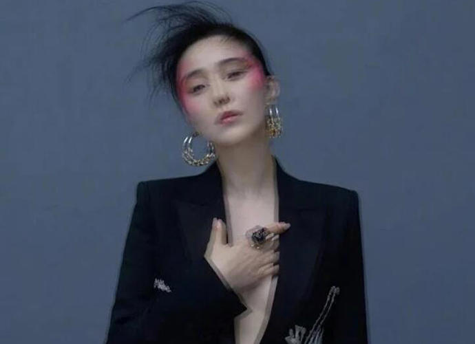 范冰冰海外杂志封面，真空上阵的诱惑穿搭