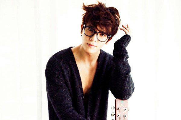 李东海李赫宰机场吻痕图片，非常容易引人遐想