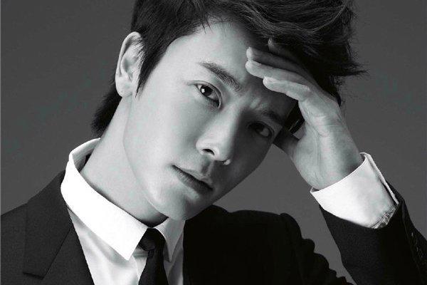 李东海李赫宰机场吻痕图片，非常容易引人遐想