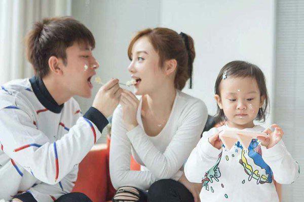 贾乃亮李小璐离婚现状，甜馨和李小璐生活吗