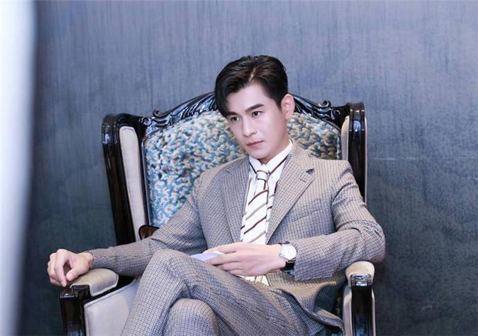 乔振宇个人资料简介，乔振宇和老婆结婚照