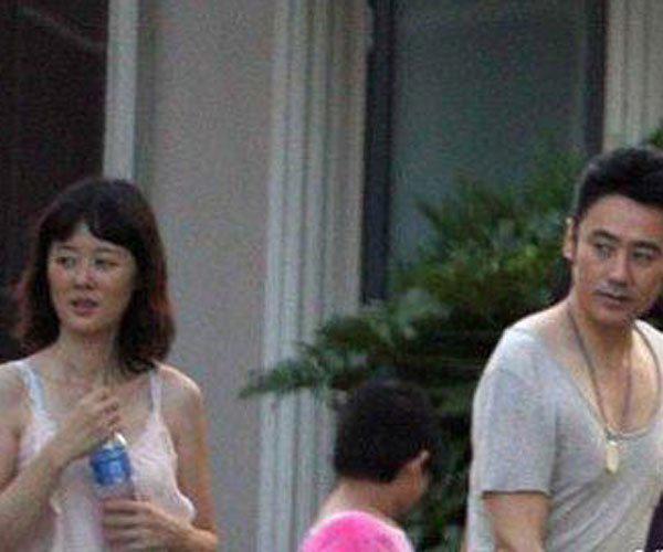 吴秀波妻子和儿子照片，吴秀波对得起他的妻子吗