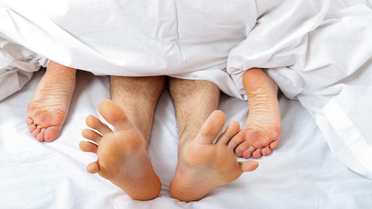 同性恋怎么过夫妻生活 同性恋产生的原因是什么