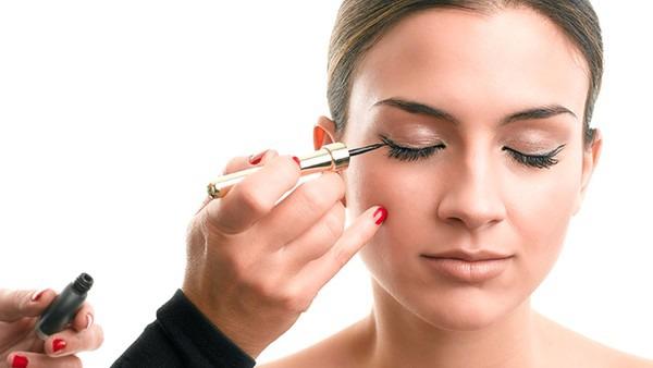 眼霜的正确使用方法步骤 眼霜的正确使用手法和使用误区