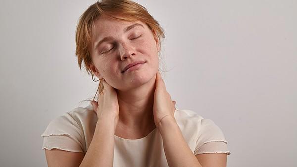 自我治疗颈椎病的体操是怎么做的？教你5个动作呵护颈椎健康