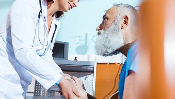 家里空调坏了老人患热射病死亡 热射病和中暑的区别是什么？