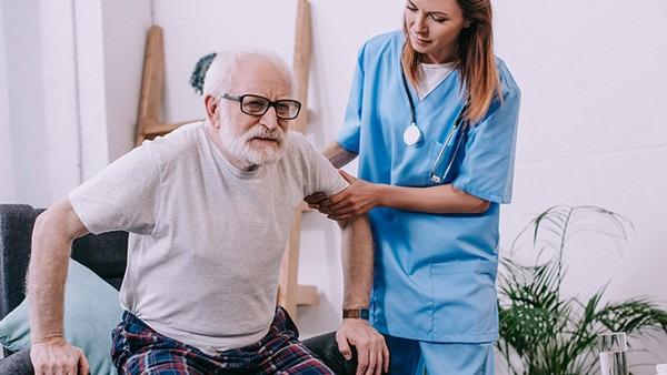 女生校内晕倒2流浪狗舔鼻唤醒 人昏迷不醒有哪些急救措施？