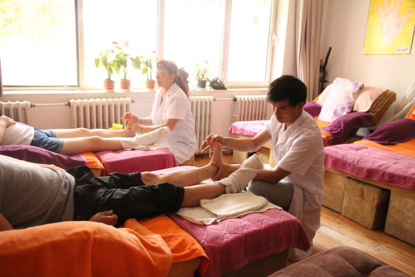 眼部按摩去除眼袋应该怎么做？眼部按摩去除眼袋应该如何做