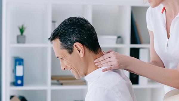 治疗颈椎病最好的方法是什么？颈椎病如何在生活中自行恢复？