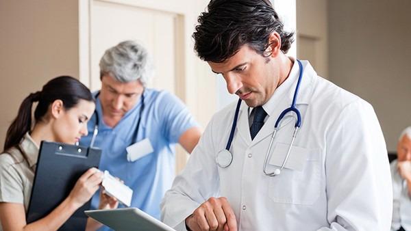 大腿内侧痒痒越抓越痒有小红疙瘩怎么办 阴囊与大腿内侧痒是怎么回事