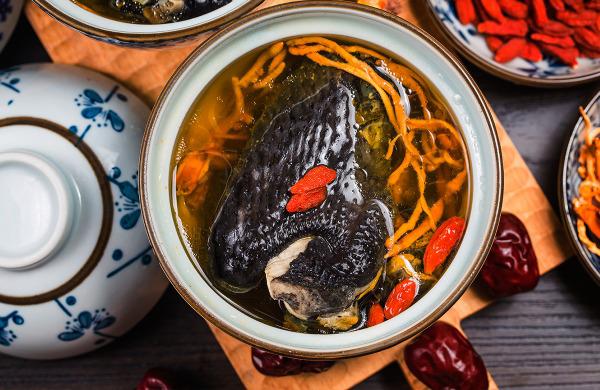 乌鸡汤怎么炖最有营养?乌鸡汤搭配什么食材比较好
