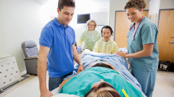 印医生剖腹产时见胎儿不成熟又缝上 剖腹产需要具备什么条件？