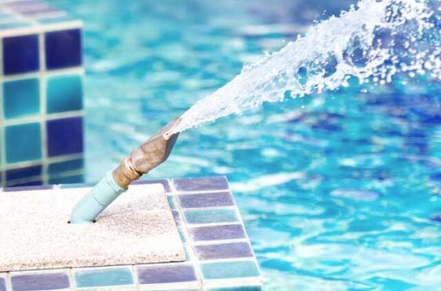 女朋友一碰就有水是什么原因