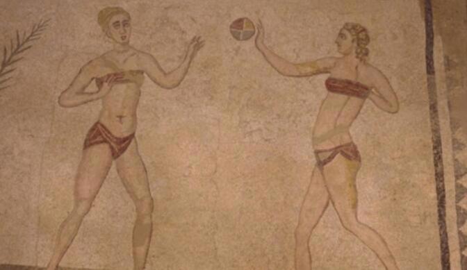 女生只穿一根线还小的三个点 能挑起男人的冲动吗