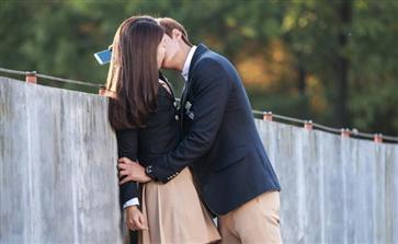 男人接吻时,手总是“不老实”,也是有原因的,别怪他了!