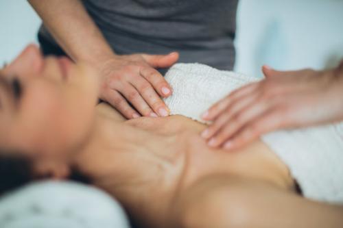 为什么男人都爱摸女人的胸?原来是这样...