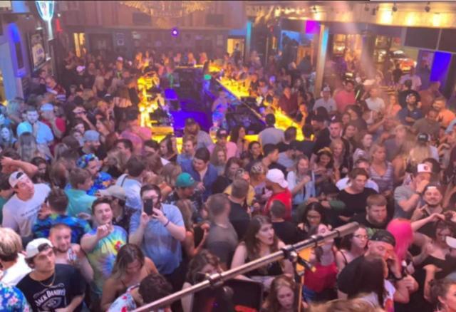 美国一女子超市舔商品自证不怕新冠