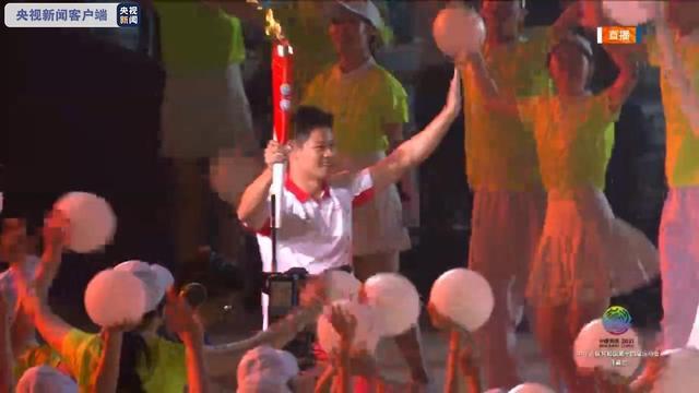 苏炳添等6位火炬手接力点燃主火炬